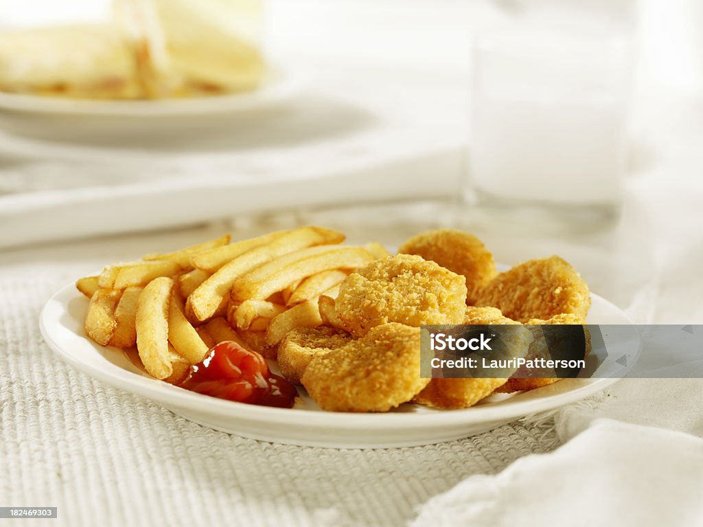 Chicken Nuggets mit Pommes frites - Lizenzfrei Hühnchen-Nugget Stock-Foto