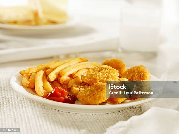 Nuggets Z Kurczaka I Frytki - zdjęcia stockowe i więcej obrazów Kąski z kurczaka - Kąski z kurczaka, Frytki, Przygotowany ziemniak