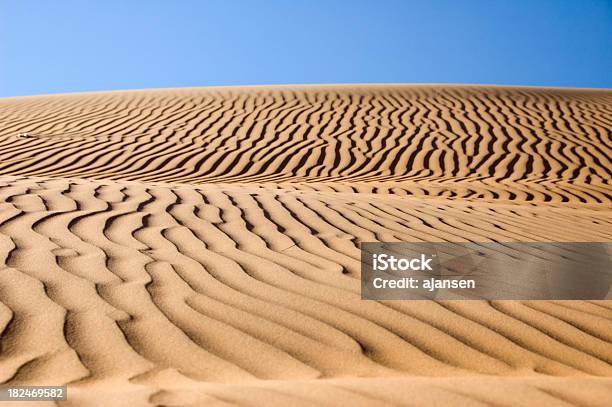 Foto de Dunas De Areia Do Deserto e mais fotos de stock de Areia - Areia, Calor, Capitais internacionais