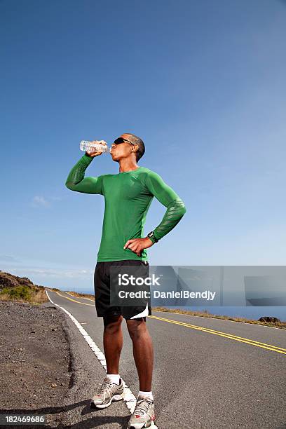 Corredor De Agua Potable Foto de stock y más banco de imágenes de Africano-americano - Africano-americano, Agua potable, Hombres