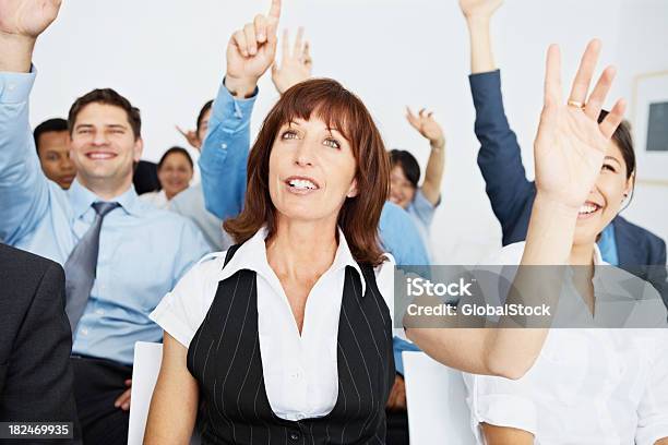 ビジネスの人々彼らの手を上げる - 投票のストックフォトや画像を多数ご用意 - 投票, オフィス, 手を挙げる