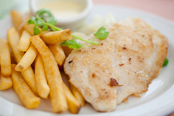 pescado a la parrilla y fritas - prepared fish dolphin fish halibut grilled fotografías e imágenes de stock