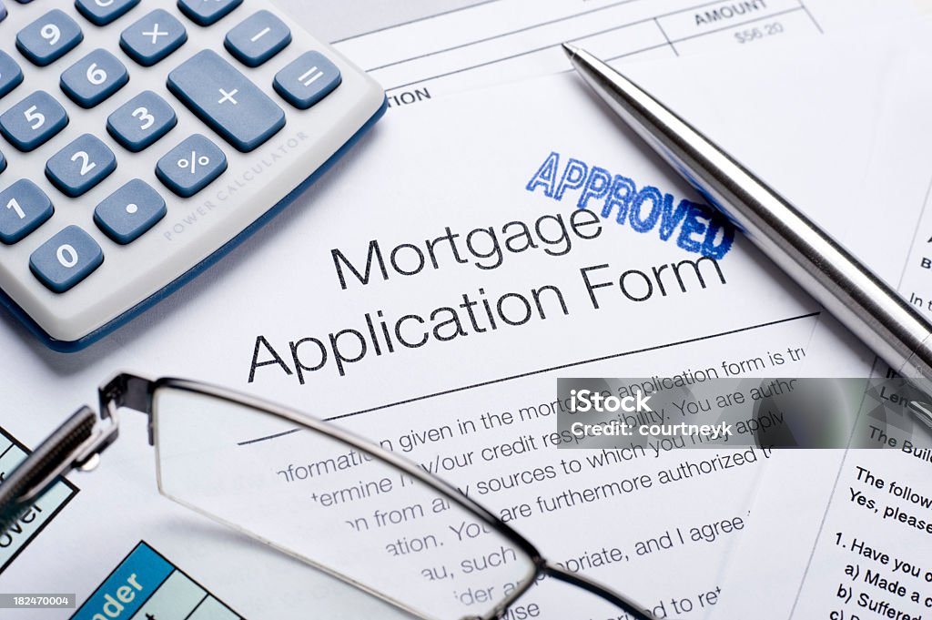 Hypothek Antrag genehmigt form mit einem Taschenrechner und Stift - Lizenzfrei Hypothek Stock-Foto