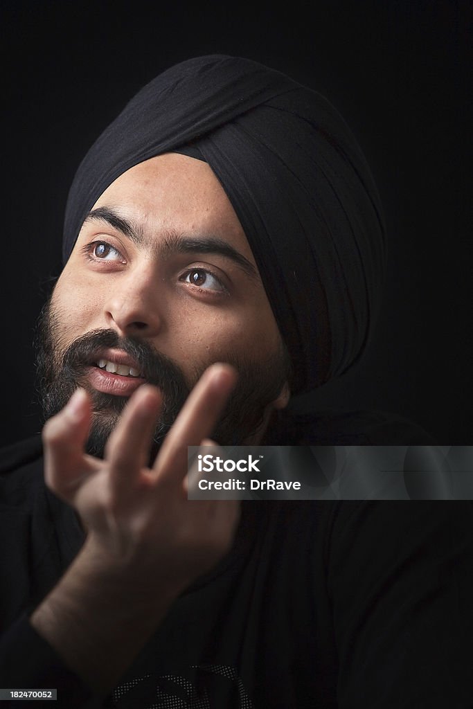 Giovane indiano Sikh guardando lontano domande - Foto stock royalty-free di Adulto