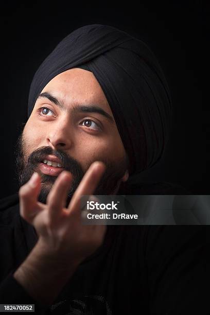 Giovane Indiano Sikh Guardando Lontano Domande - Fotografie stock e altre immagini di Adulto - Adulto, Barba - Peluria del viso, Chiedere