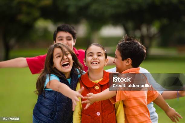 Alegre E Brincalhão Crianças - Fotografias de stock e mais imagens de Abraçar - Abraçar, Alegria, Aluno da Escola Primária