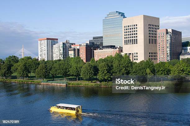 Patobarco No Rio Charles Em Boston - Fotografias de stock e mais imagens de Turismo - Turismo, Ao Ar Livre, Boston - Massachusetts