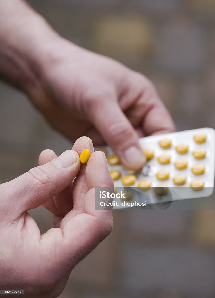 Żółte tabletek - Zbiór zdjęć royalty-free (Antybiotyk)