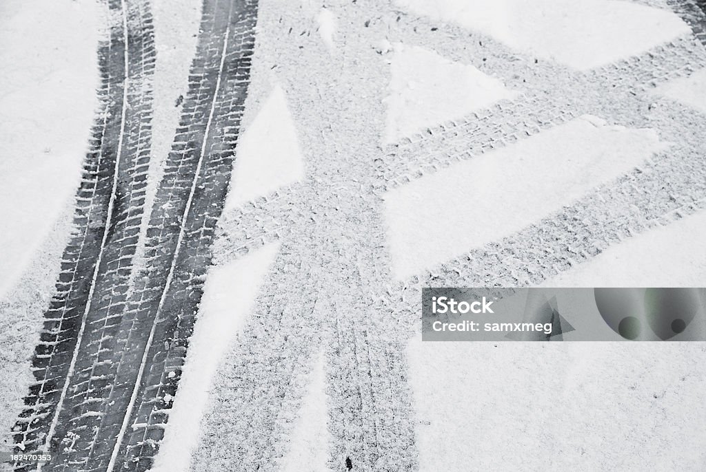 Titres de pneu dans la neige fraîche - Photo de Accident bénin libre de droits