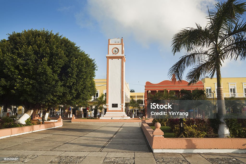 Часовая башня Пласа-дель-Соль, Сан-Мигель-де-Косумель, Мексика, - Стоковые фото Косумель роялти-фри
