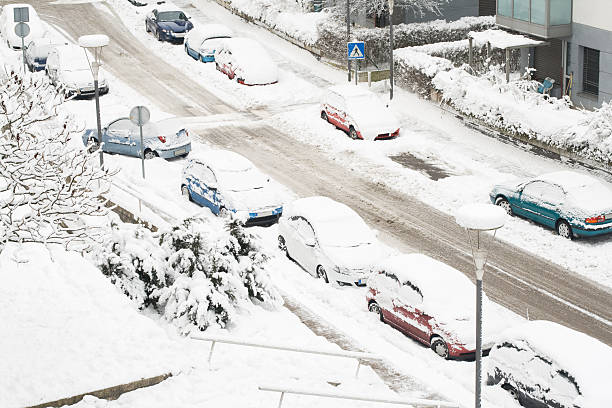istock Snowy city street 182470595