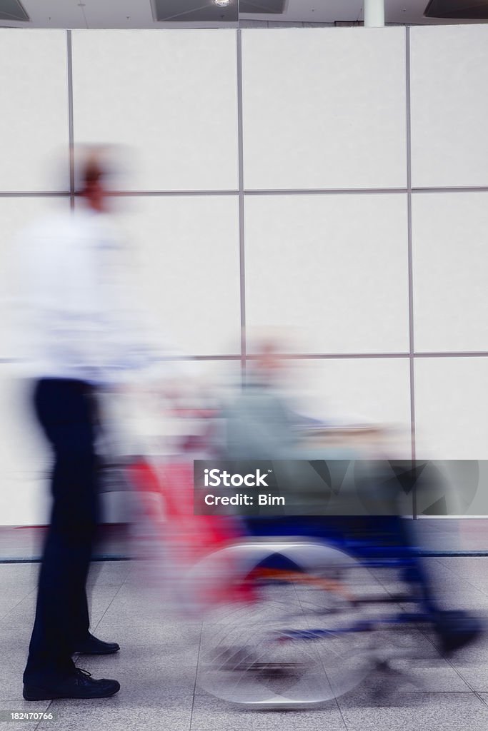 Mann Schieben seinem Vater sitzt im Rollstuhl, Bewegungsunschärfe - Lizenzfrei Abschied Stock-Foto