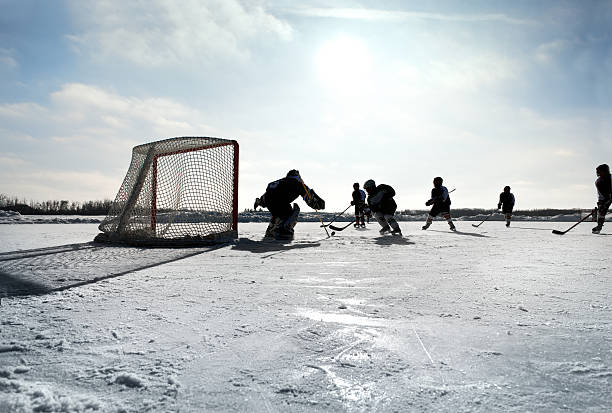 étang de hockey sur glace - ice hockey hockey puck playing shooting at goal photos et images de collection