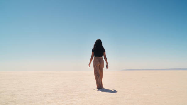 turista multirracial feminina caminhando e explorando o lago salgado tuz gölü na região da anatólia de türkiye, turquia - lake asia young women beautiful people - fotografias e filmes do acervo