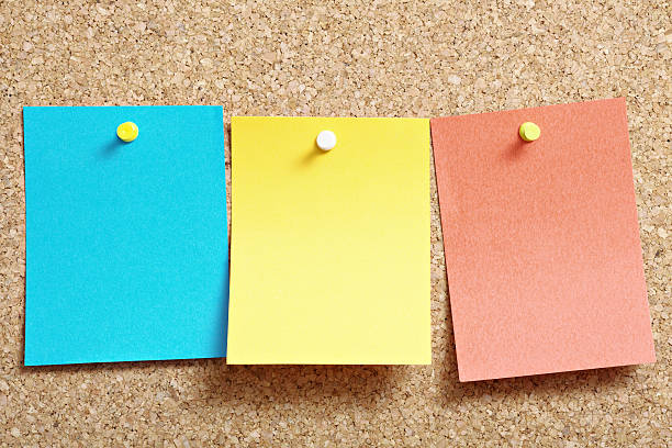 corkboard - adhesive note note pad message pad yellow imagens e fotografias de stock