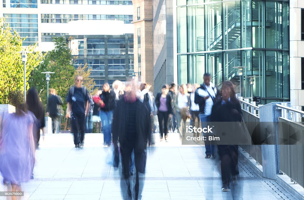 Gruppo di persone a piedi vista offuscata in un quartiere finanziario - Foto stock royalty-free di Camminare