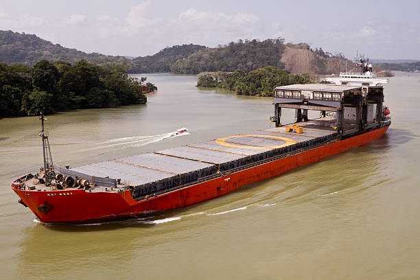 엠티 수거용기 배송합니다 파나마운하 - panama canal panama global finance container ship 뉴스 사진 이미지