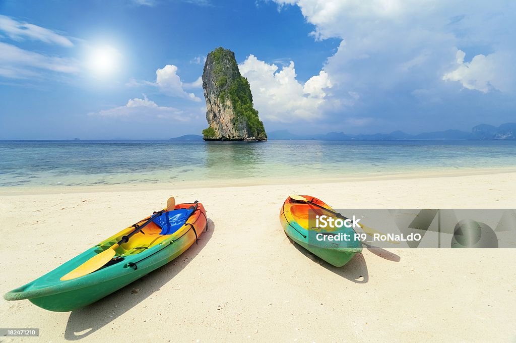 Due persone in kayak barca sulla spiaggia tropicale - Foto stock royalty-free di Acqua
