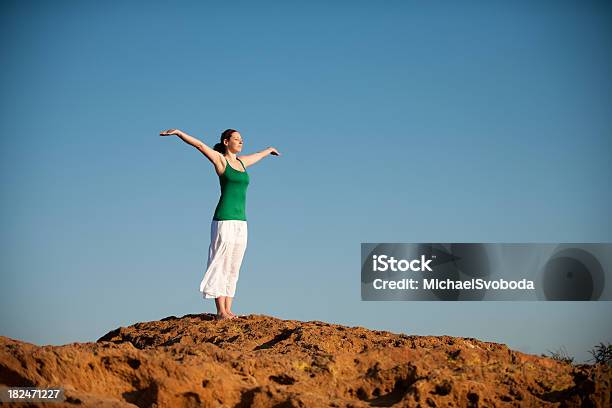 Friedliche Yoga Stockfoto und mehr Bilder von 25-29 Jahre - 25-29 Jahre, Achtsamkeit - Persönlichkeitseigenschaft, Aktiver Lebensstil