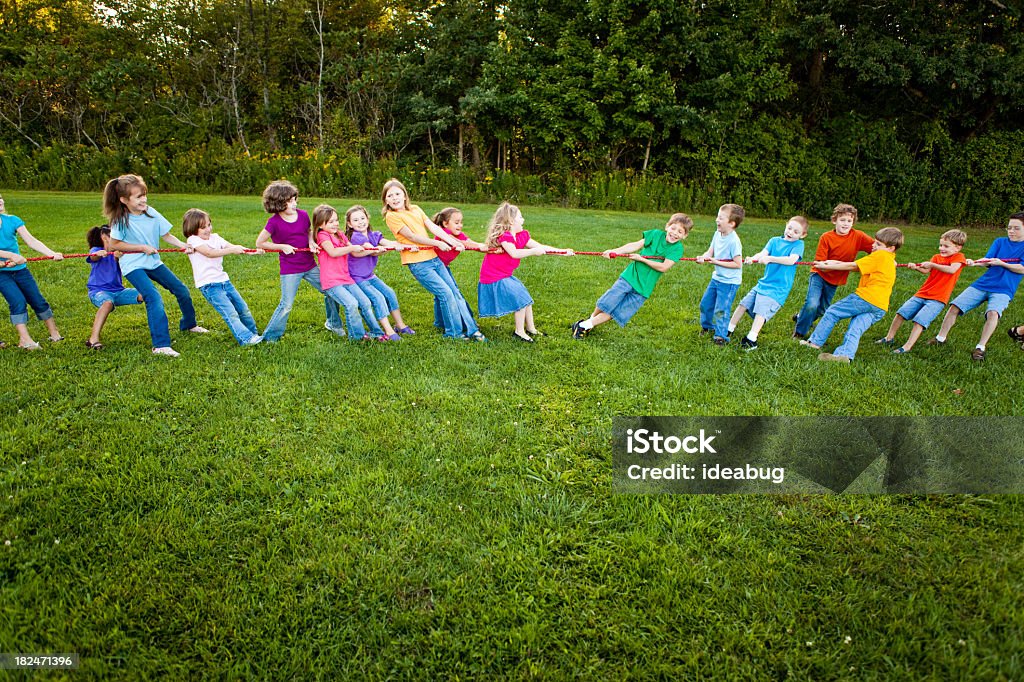 Filles et de garçons jouant Tir à la corde à l'extérieur - Photo de 10-11 ans libre de droits