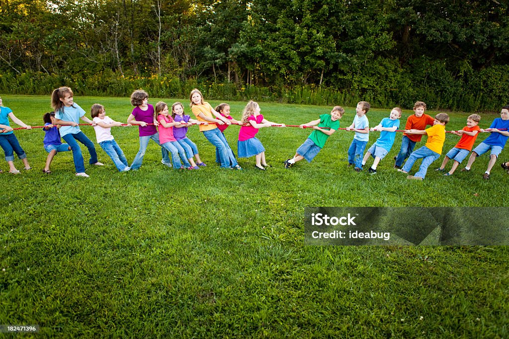 걸스 및 boys 게임하기 줄다리기 외부 - 로열티 프리 10-11세 스톡 사진
