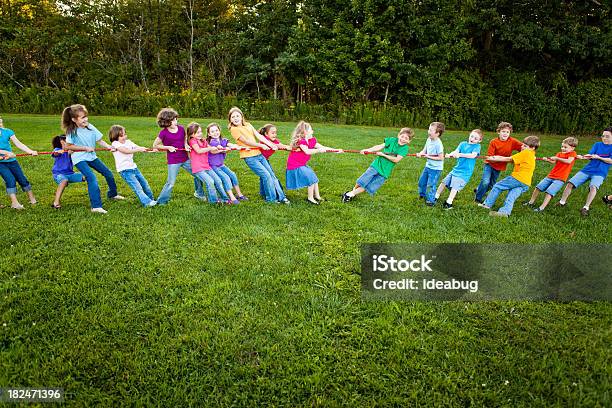 걸스 및 Boys 게임하기 줄다리기 외부 10-11세에 대한 스톡 사진 및 기타 이미지 - 10-11세, 4-5세, 6-7 살