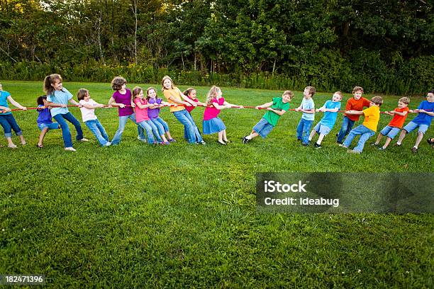 Raparigas E Rapazes Jogando Jogo Da Corda Fora - Fotografias de stock e mais imagens de 10-11 Anos - 10-11 Anos, 4-5 Anos, 6-7 Anos