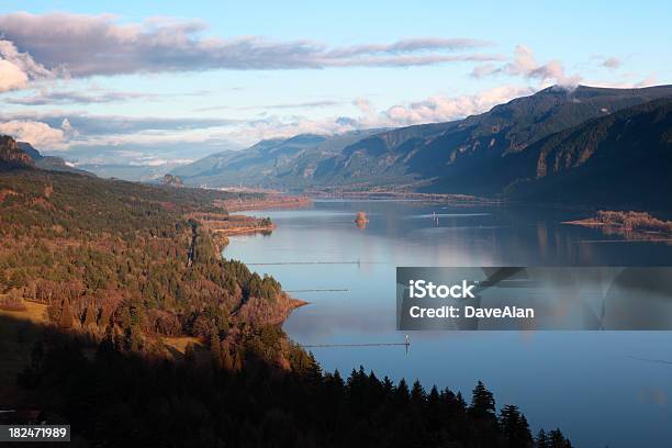 Rio Columbia Gorge Washington - Fotografias de stock e mais imagens de América do Norte - América do Norte, Ao Ar Livre, Azul