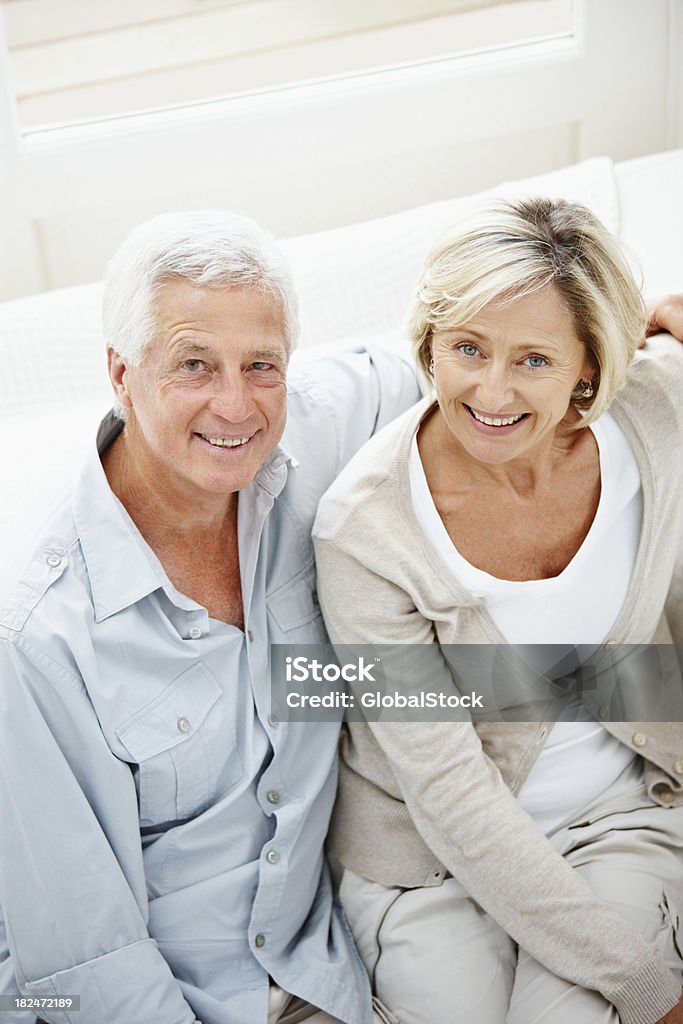 Coppia romantica seduto insieme a casa - Foto stock royalty-free di 50-54 anni