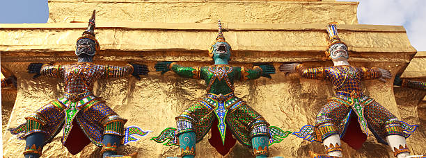 fera grand palace, em bangcoc, tailândia - bangkok thailand demon majestic - fotografias e filmes do acervo