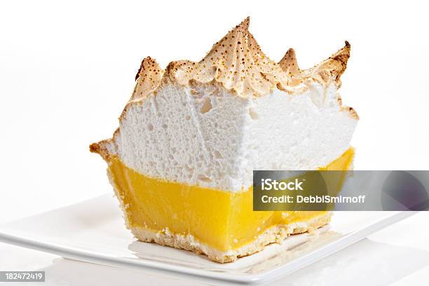 Vorderansicht Des Lemon Meringue Pie Stockfoto und mehr Bilder von Meringe - Meringe, Zitronenbaisertorte, Weißer Hintergrund
