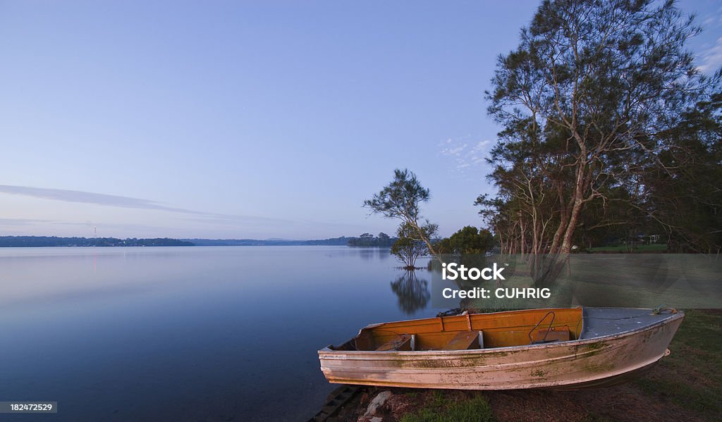 Гребной лодке на берегу на рассвете. Озеро Macquarie NSW Австралия - Стоковые фото Долина Охотника роялти-фри