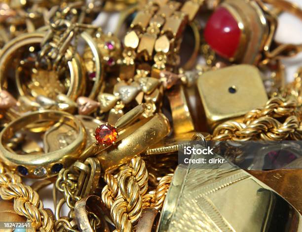 Resíduos De Ouro - Fotografias de stock e mais imagens de Dourado - Cores - Dourado - Cores, Ferro Velho, Ouro - Metal