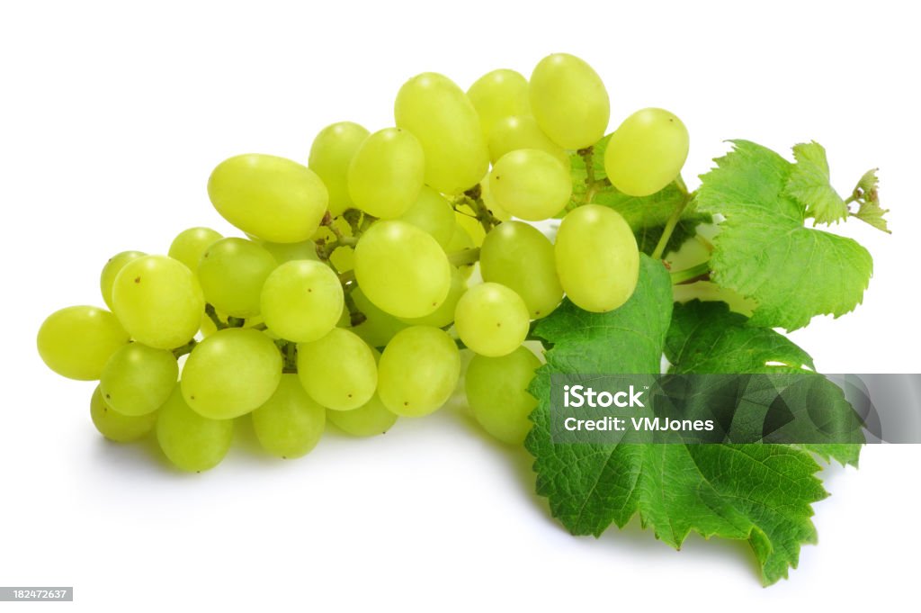 Racimo de uvas aislado verde - Foto de stock de Uva blanca libre de derechos