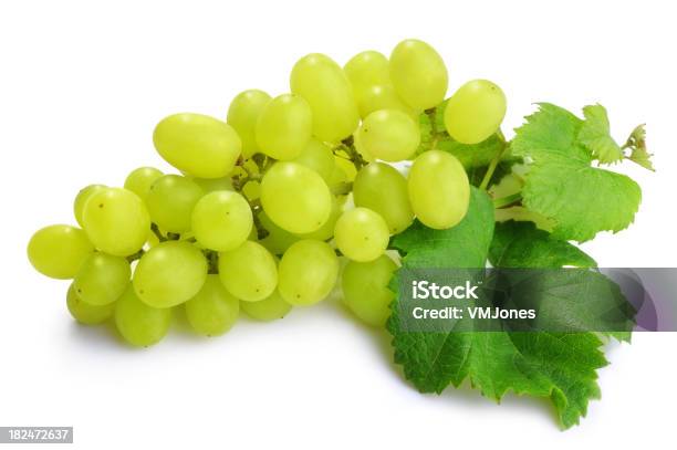 Пучок Зеленого Винограда Изолированные — стоковые фотографии и другие картинки Белый виноград - Белый виноград, Лист, Студийная фотография