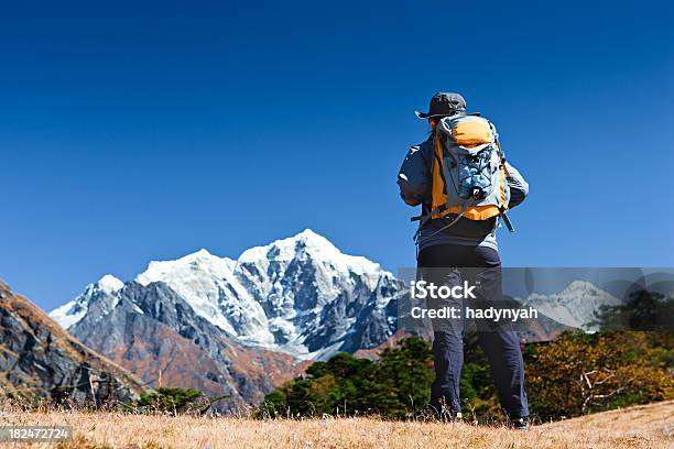 Foto de Feminino É Lookinh Sobre Himalaia Natio No Monte Everest e mais fotos de stock de Adulto