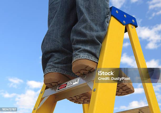 Inseguro Passo - Fotografias de stock e mais imagens de Escada - Objeto manufaturado - Escada - Objeto manufaturado, Segurança, Perigo