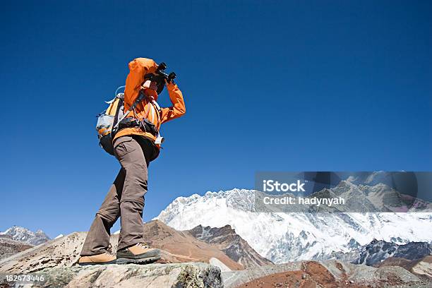 Trekker Kobieta Patrząc Przez Lornetki Lhotse W Tle - zdjęcia stockowe i więcej obrazów Azja