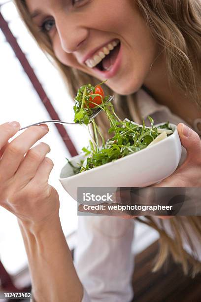 Insalata Fresca - Fotografie stock e altre immagini di Donne - Donne, Forchetta, Mangiare