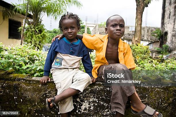 Photo libre de droit de Deux Garçons Africains banque d'images et plus d'images libres de droit de Afrique - Afrique, Enfant, Mendicité