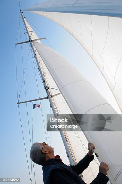남자 루킹 유클리드의 Sails 50-59세에 대한 스톡 사진 및 기타 이미지 - 50-59세, 곡선, 관광