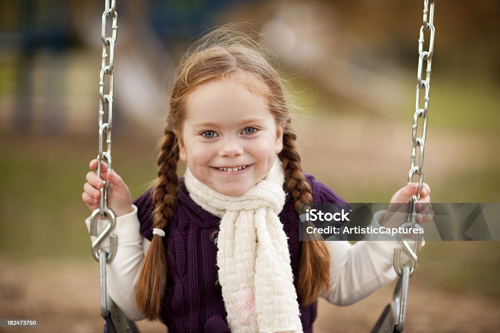 Menina balançando no parque em um dia de outono - Foto de stock de 2-3 Anos royalty-free