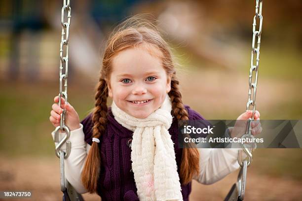 Foto de Menina Balançando No Parque Em Um Dia De Outono e mais fotos de stock de 2-3 Anos - 2-3 Anos, Alegria, Aluno de Jardim de Infância