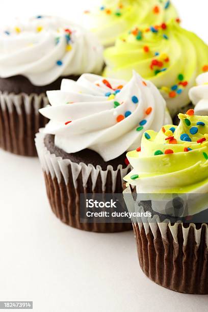 Foto de Cupcakes De Chocolate Com Glacê E Chocolate Granulado Colorido e mais fotos de stock de Amarelo