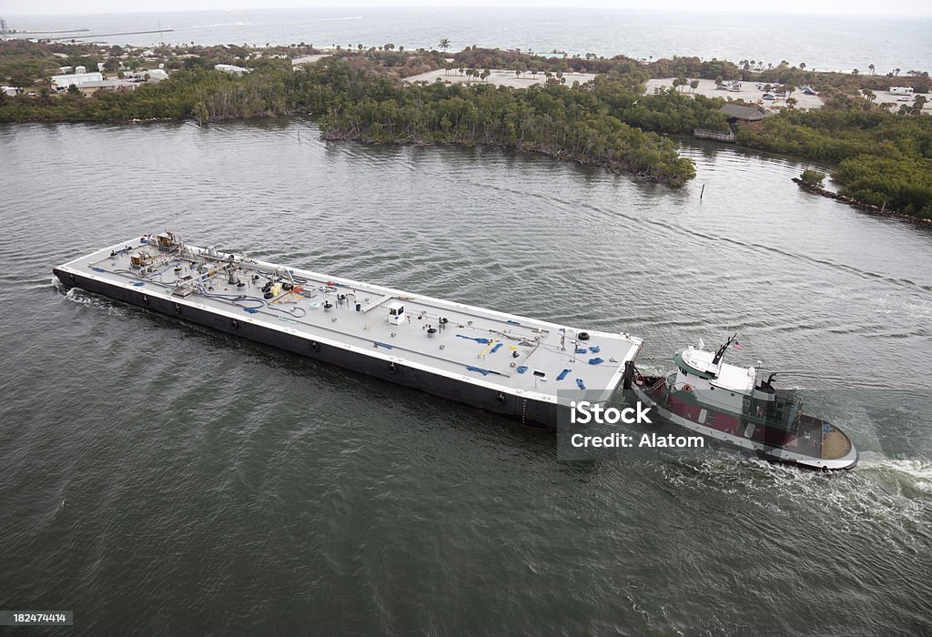 Tug barco y combustible Barge - Foto de stock de Agua libre de derechos