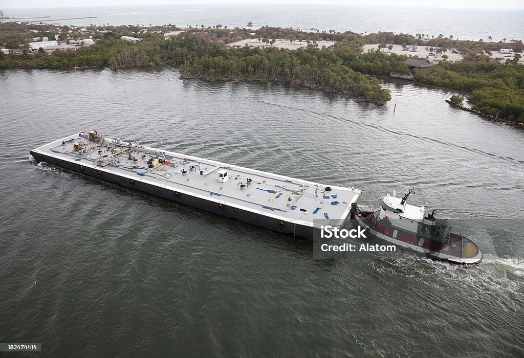 Tug barca e carburante Chiatta - Foto stock royalty-free di Acqua