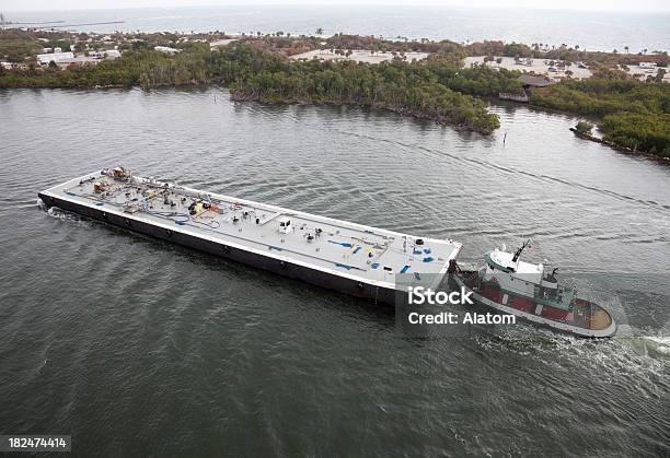 Tug Barca E Carburante Chiatta - Fotografie stock e altre immagini di Acqua - Acqua, Chiatta, Composizione orizzontale