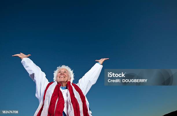 Foto de Mulher Com Bandeira e mais fotos de stock de Bandeira Norte-Americana - Bandeira Norte-Americana, Terceira idade, 70 anos