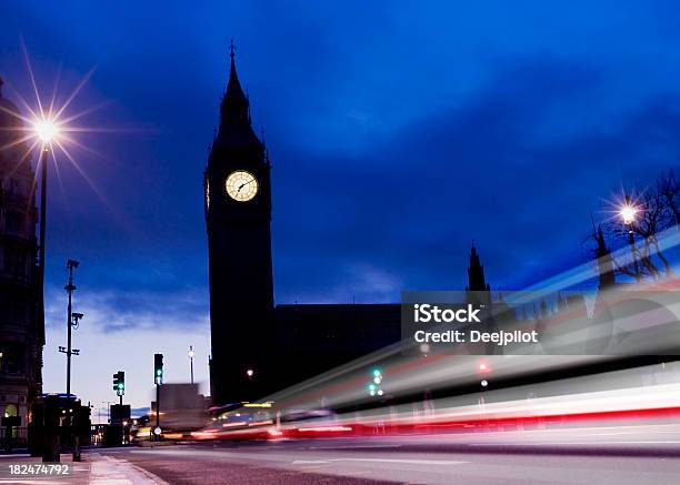 Big Ben En Londres Reino Unido En La Noche Foto de stock y más banco de imágenes de Amanecer - Amanecer, Anochecer, Autobús