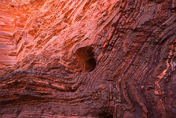 red rock-lava sediment lagen - watarrka national park stock-fotos und bilder